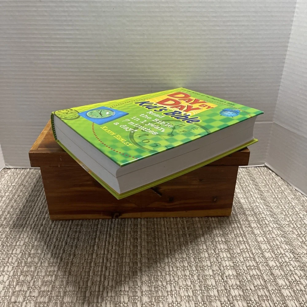 Day by Day Kid's Bible: The Bible for‎ Young Readers: By Karyn Henley